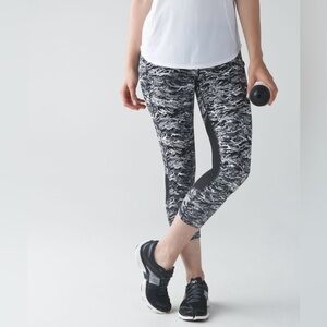 Lululemon Pace Rival Crop
Nami Wave White Black size 2 EUC